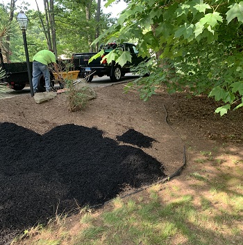 Mulch services in CT performed by Elite Lawn Care